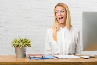 Bir şey acı çığlıkları ve açık gözler için çok korkmuş ve korkmuş, çaresiz görevleri yapmak onun masanın üzerinde delilik kavramını oturan genç öğrenci portresi