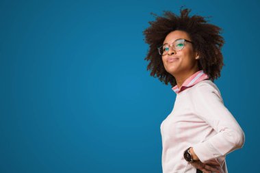 siyah kadın ayakta tam vücut