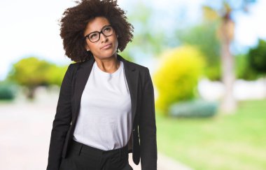 iş siyah kadın seçici odak düşünme,