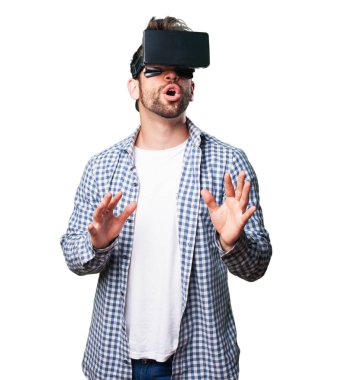 Beyaz arka plan üzerinde izole sanal gerçeklik gözlüklü genç adam