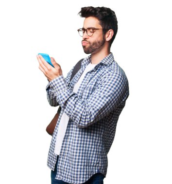 Beyaz arka plan üzerinde izole bir hesap makinesi tutan öğrenci adam