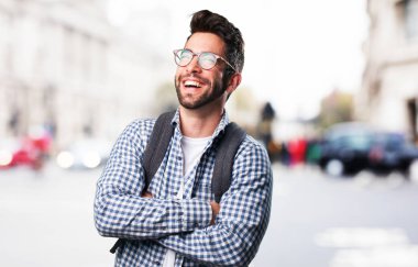 üzerinde arka plan bulanık gülen genç adam