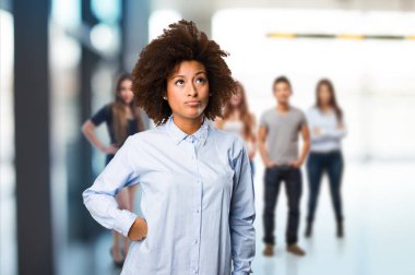 arka plan bulanık insanlarla düşünme genç siyah kadın