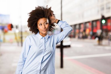 dinlemek üstünde genç siyah kadın arka plan bulanık