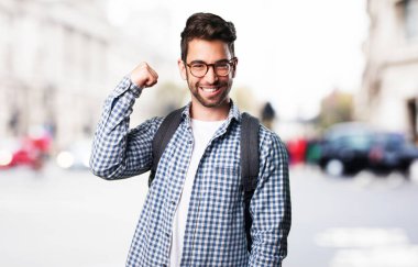 arka plan bulanık üzerinde güçlü genç adam