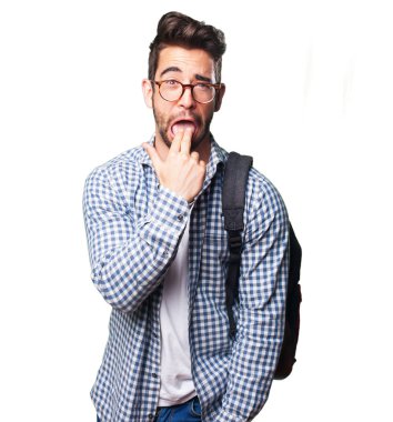 Beyaz arka plan üzerinde izole kusmuk jest yapan öğrenci erkek