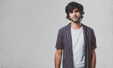 Endişeli ve bunalmış, unutkan, yakışıklı delikanlı fark bir şey ifade şok bir hata yapılmış olması