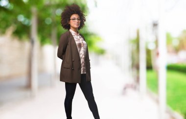 siyah kadın ayakta tam vücut