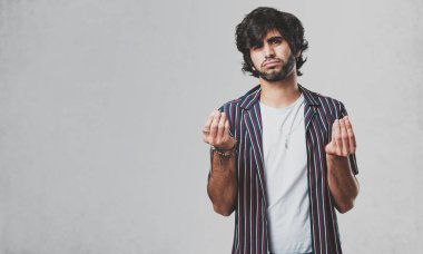 Gerek, hayır kurumuna geri yükleme, yoksulluk ve sefalet kavramı bir jest yapma genç yakışıklı adam üzgün ve depresyonda,