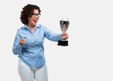 Zor bir zafer, zor iş, kendinden emin ve olumlu için ödül elde sonra bir cam yükselterek orta yaşlı kadın heyecan ve enerjik,