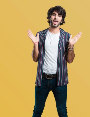 Genç yakışıklı adam şaşırttı ve şok, kazanmak kavramı geniş gözlü, heyecanlı bir teklif veya yeni bir iş arıyorum