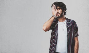 Endişeli ve bunalmış, unutkan, yakışıklı delikanlı fark bir şey ifade şok bir hata yapılmış olması