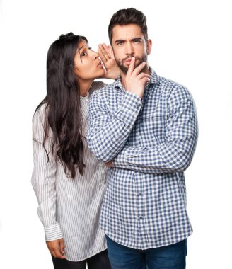 Genç çift izole üzerinde beyaz fısıldayan 