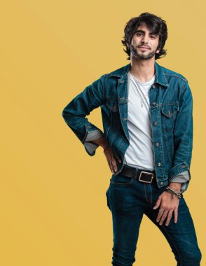 El HIPS, ayakta, rahat ve gülümseyen, çok olumlu ve neşeli genç yakışıklı adamla