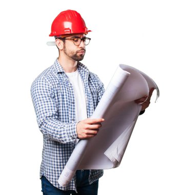 Beyaz arka plan üzerinde izole konsantre mimar adam