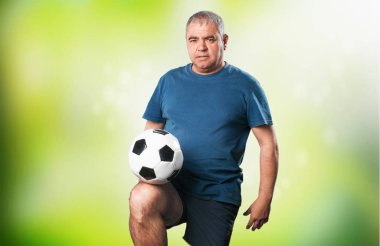 olgun erkek futbol topuyla oynamaya