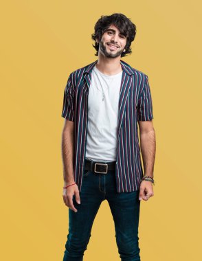 Genç yakışıklı adam neşeli ve kocaman bir gülümseme, kendine güvenen, dostu ile ve samimi, ifade pozitifliği ve başarı