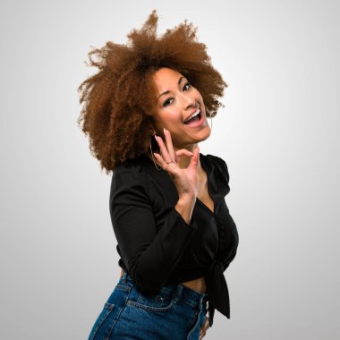 Afro kadın tamam yapıyor