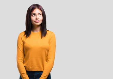 Genç ararken, bir şey eğlenceli düşünme ve bir fikir, hayal gücü, mutlu ve heyecanlı kavramı olan kadın güzel