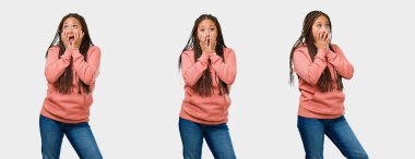 Fitness genç siyah kadın çok korkmuş ve gri arka plan üzerinde korkmuş kümesi