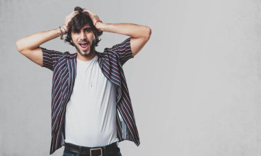 Genç yakışıklı adam şaşırttı ve şok, kazanmak kavramı geniş gözlü, heyecanlı bir teklif veya yeni bir iş arıyorum