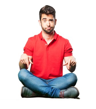 üzgün adam oturma aşağı beyaz arka plan üzerinde izole dönük