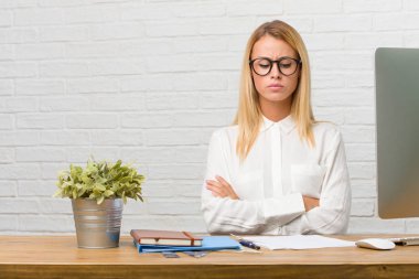 Öfkeli, negatif ve çılgın çığlık görevleri çok kızgın ve üzgün, çok gergin, yapmak onun masasına oturan genç bir öğrenci portresi