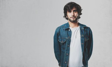 Şüphe ve karışık, düşünme, bir fikir ya da bir şey hakkında endişeli genç yakışıklı adam