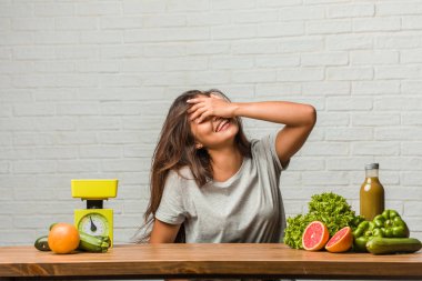 Diyet kavramı. Kendinden emin ve başarılı portre rahat ve neşeli, gülen ve having fun, sağlıklı genç bir latin kadın hisseder