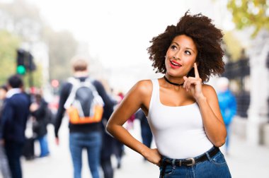 bulanık arka plan üzerinde düşünme genç siyah kadın