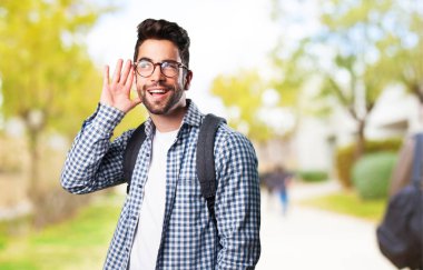 Genç adam dinlemek üstünde arka plan bulanık