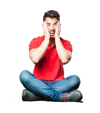 şaşırmış adam izole üzerinde beyaz arka plan oturan