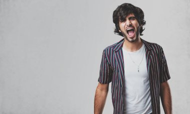 Kızgın, çığlık genç yakışıklı adam delilik ve zihinsel istikrarsızlık, ifade açık ağız ve gözleri yarı açık, delilik kavramı