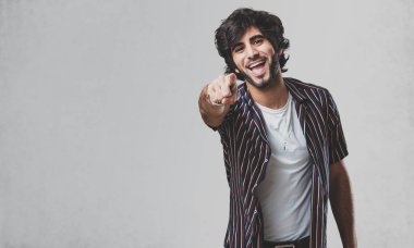 Genç yakışıklı adam bağırıyor, gülen ve başka bir, kavramı alay alay ve uncontrol