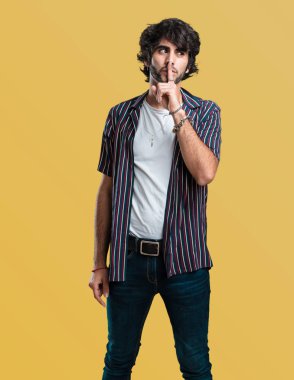 Genç yakışıklı bir sırrı saklamak veya soran sessizlik, ciddi bir yüz, itaat kavramı için adam