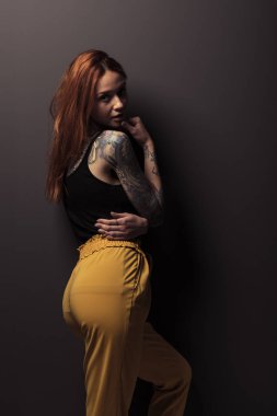 Stüdyo çekim güzel kızıl saçlı kız, yan görünüm  