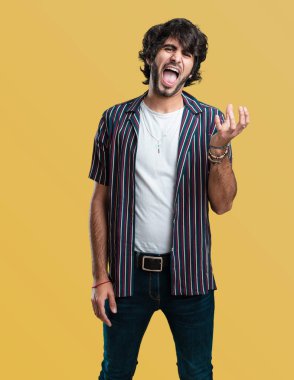 Yakışıklı genç adam çok korkmuş ve korkuyor, bir şey, acı çığlıkları ve açık göz, çaresizlere delilik kavramını