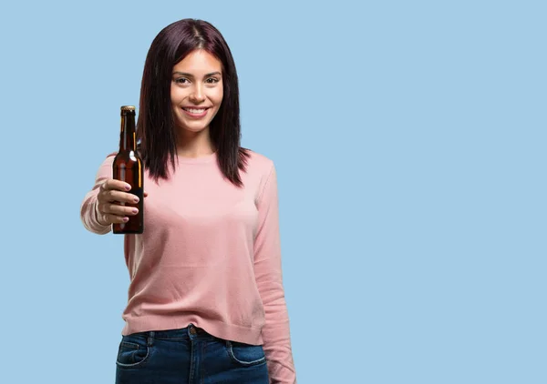 Młode Ładne Kobiety Szczęśliwy Zabawy Trzymając Butelkę Piwa Czuje Się — Zdjęcie stockowe