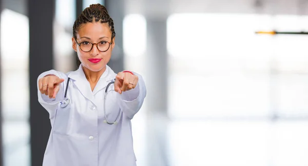 Portrait Young Black Doctor Woman Cheerful Smiling Pointing Front — Stock Photo, Image