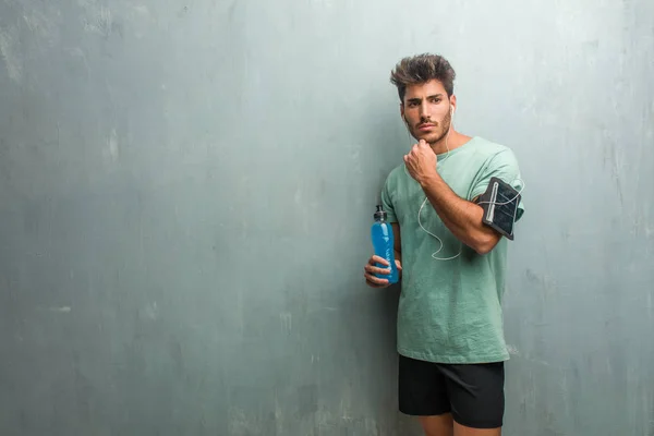 Genç Fitness Adam Düşünme Bir Mavi Enerji Içeceği Tutan Bir — Stok fotoğraf