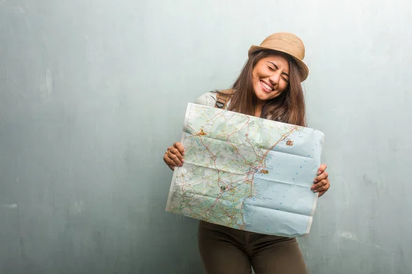 Retrato Una Joven Viajera Latina Contra Pared Muy Feliz Emocionada —  Fotos de Stock