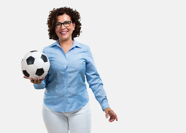 Středního Věku Žena Úsměvem Šťastný Drží Fotbalový Míč Konkurenční Přístup — Stock fotografie