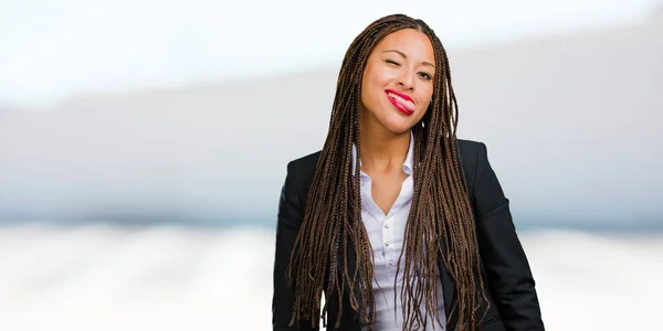 Retrato Una Joven Mujer Negocios Negra Expresión Confianza Emoción Divertida —  Fotos de Stock