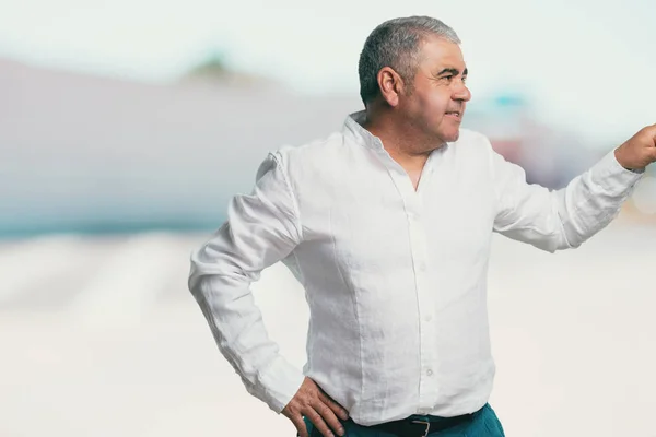 Hombre Mediana Edad Señalando Hacia Lado Sonriendo Sorprendido Presentando Algo —  Fotos de Stock