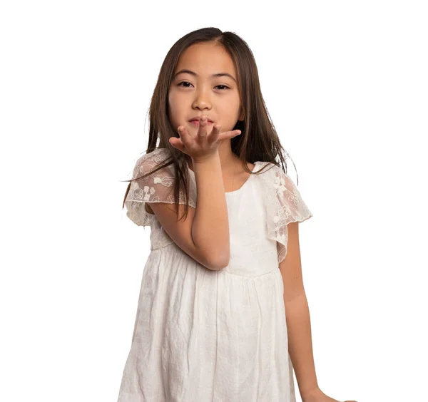 Menina Chinesa Vestido Branco Enviando Beijos Isolados Fundo Branco — Fotografia de Stock