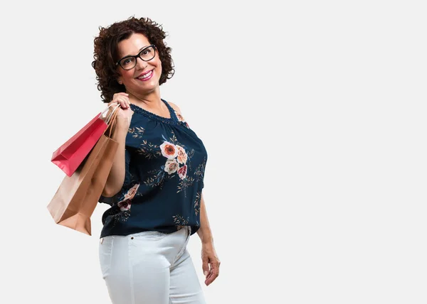 Mujer Mediana Edad Alegre Sonriente Muy Emocionada Llevando Una Bolsa —  Fotos de Stock