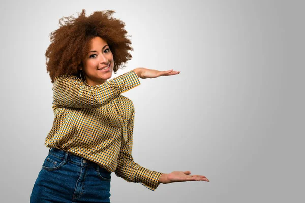 Afro Vrouw Iets Houden — Stockfoto