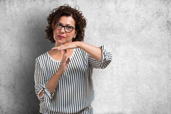 Mulher Meia Idade Cansada Entediada Fazendo Gesto Tempo Limite Precisa — Fotografia de Stock