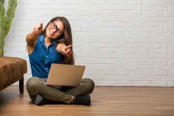 Portret Van Jonge Latijns Vrouw Zittend Vloer Vrolijk Lachend Wijst — Stockfoto