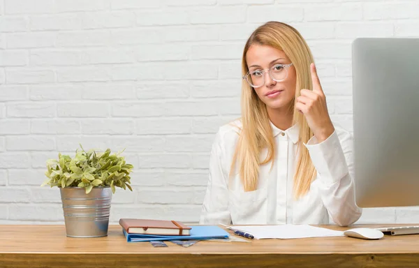 Retrato Jovem Estudante Sentado Sua Mesa Fazendo Tarefas Mostrando Número — Fotografia de Stock